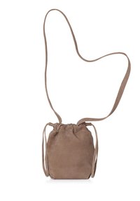Borsa in suede marrone con chiusura a cordoncino, consistenza morbida e tracolla regolabile. Presenta un design semplice e arrotondato.