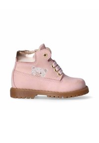 Stivale alla caviglia in suede rosa con un accento dorato metallizzato, lacci rotondi, un design di orso con strass e una suola in gomma marrone robusta.