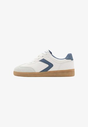 Baskets blanches avec accents bleus, semelle en caoutchouc beige, fermeture à lacets et détail en suède à l’avant, vues de côté sur fond blanc.