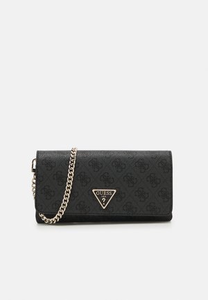 Porte-monnaie noir en simili cuir avec une bandoulière en chaîne argentée, présentant un logo triangulaire en or, un motif en relief et une fermeture à rabat.