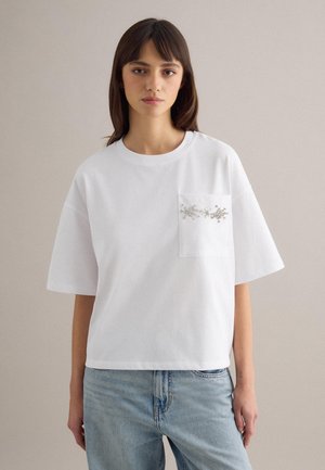 RELAXED FIT  WITH DECORATIVE POCKET - T-Shirt print - optical white