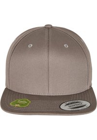 Căciulă snapback maro, confecționată dintr-un material textil cu textură netedă, având o margine plată și orificii de ventilație pe coroana acesteia. Include un autocolant cu logo.