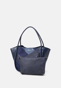 Mörkblå handväska med patchworkdesign, som har slät och texturerad läder, flätade handtag och en avtagbar dragkedjeficka.