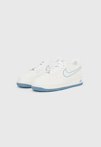 Λευκά δερμάτινα αθλητικά παπούτσια με γαλάζιες λεπτομέρειες, διαθέτουν διατρημένη μπαρέτα, κορδόνια στο μπροστινό μέρος και υφή στην ελαστική σόλα.