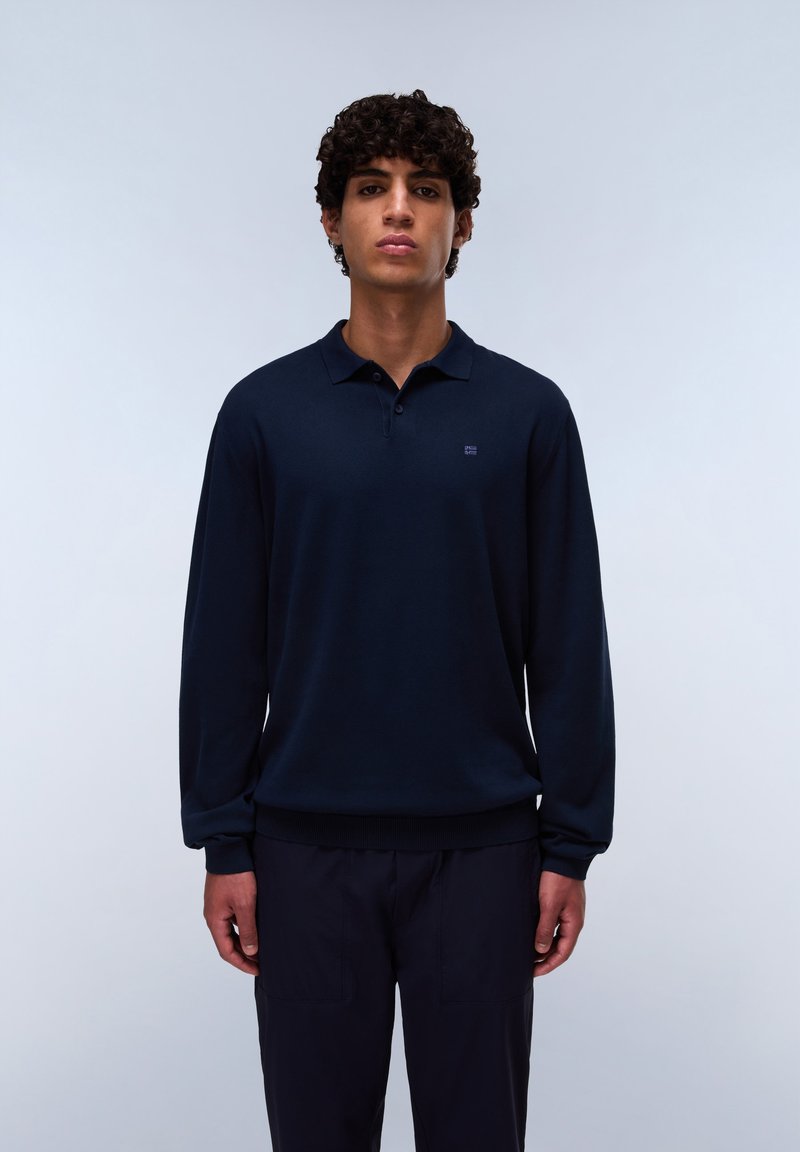 Polo a maniche lunghe blu navy in cotone; presenta un colletto, una chiusura a tre bottoni e polsini a coste. Dettaglio del logo frontale.