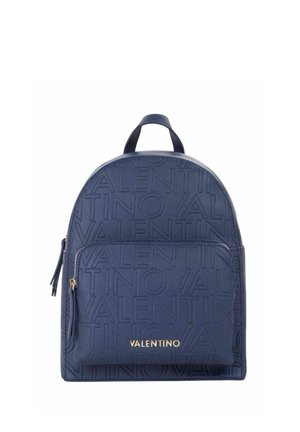 Sac à dos Valentino bleu marine avec motif logo embossé, poche avant zippée, lettrage doré « Valentino » et poignée de transport supérieure.
