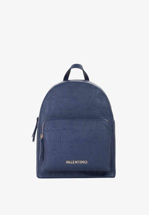 Sac à dos Valentino bleu marine avec motif logo embossé, poche avant zippée, lettrage doré « Valentino » et poignée de transport supérieure.