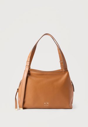 Borsa a tracolla in pelle color cuoio con cinturini regolabili, chiusura con cerniera e piccolo logo bianco A|X Armani Exchange al centro davanti.