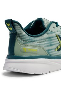 But sportowy w kolorze morskim z teksturowaną cholewką, wyściełanym kołnierzem, żółtymi akcentami i białą gumową podeszwą. Posiada oznakowaną metkę na pięcie.