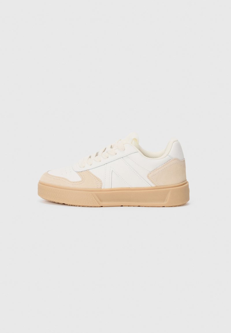 Lave sneakers med hvit skinnoverdel, beige detaljer, teksturert gummisåle og kontrasterende side-logo.