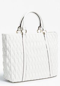 Sac cabas matelassé blanc avec texture lisse, accents métalliques dorés et bordure contrastante. Comprend deux poignées pour un transport facile.