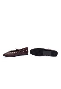 Scarpe flat Mary Jane in pelle bordeaux scuro con piccoli chiodini argentati lungo i bordi, vista laterale di una scarpa e vista della suola.