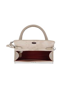 Beige Handtasche aus Kunstleder mit glatter Oberfläche, zwei Handgriffen oben, Reißverschluss, rotes Innenfutter und silberne Hardwareakzente.