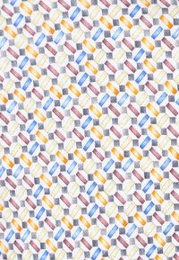 Geweven stof met afwisselende geometrische vormen in bruin, blauw, oranje, geel en grijs op een witte achtergrond; zachte textuur.