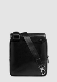 Borsa a tracolla in pelle nera con una forma rettangolare elegante, tracolla regolabile e accessori in tono argento. Presenta una tasca con zip sui lati.