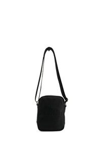 Borsa a tracolla nera in pelle martellata con forma rettangolare, tracolla regolabile e logo impresso sul davanti. Chiusura con zip.