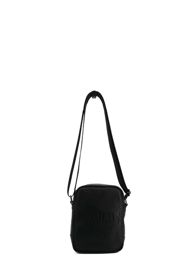 Borsa a tracolla nera in pelle martellata con forma rettangolare, tracolla regolabile e logo impresso sul davanti. Chiusura con zip.