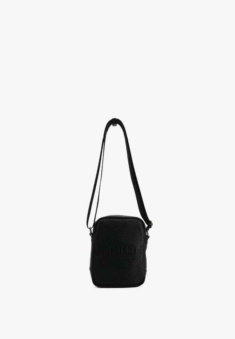 Borsa a tracolla nera in pelle martellata con forma rettangolare, tracolla regolabile e logo impresso sul davanti. Chiusura con zip.