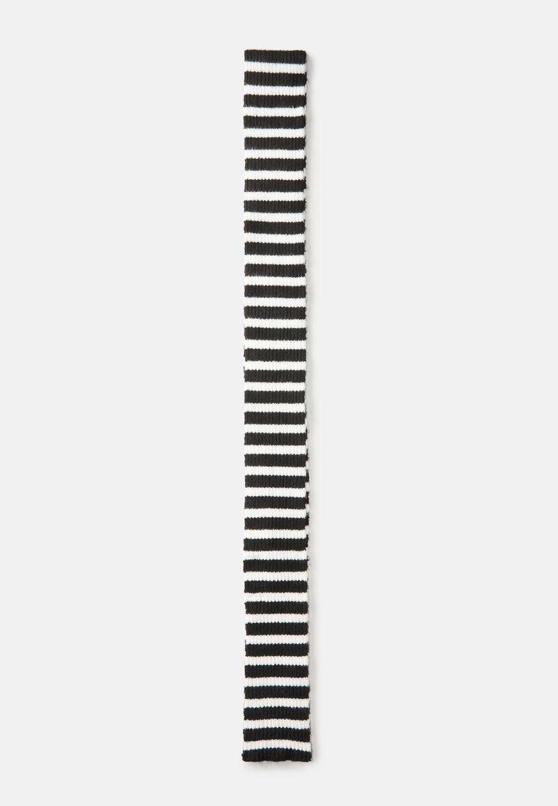 Fita riscada em preto e branco, longa e fina, feita de tecido com uma textura suave, apresentando riscas alternadas de largura igual.