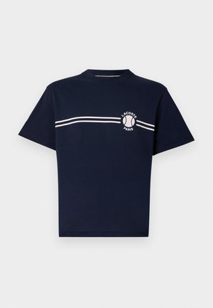 Tricou din bumbac bleumarin cu mâneci scurte. Prezintă un decolteu rotund, două dungi orizontale albe pe piept și un detaliu cu logo pe partea stângă.