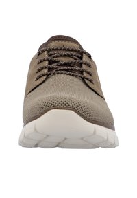 Scarpe sportive beige con una parte superiore in mesh testurizzato, dettagli marroni e suole in gomma bianche. Presentano lacci standard e un design della punta arrotondato.