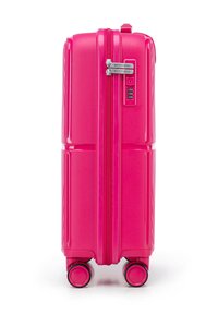 Valigia rigida di colore rosa brillante con una superficie liscia, dotata di una combinazione di serratura, doppie cerniere e quattro ruote girevoli per una maggiore mobilità.