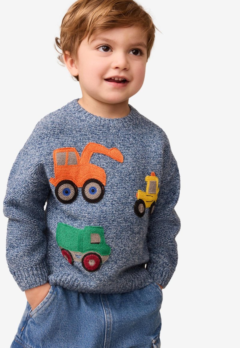 Kék kötött pulóver narancssárga, sárga és zöld teherautós és építőgépes díszítéssel. Bordás mandzsetták és alja. Hétköznapi kerek nyakkivágás.