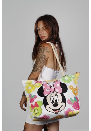 Gran bolsa de tela con un diseño colorido de Minnie Mouse con un lazo rosa, rodeada de patrones florales y de frutas. Incluye un asa de cuerda.