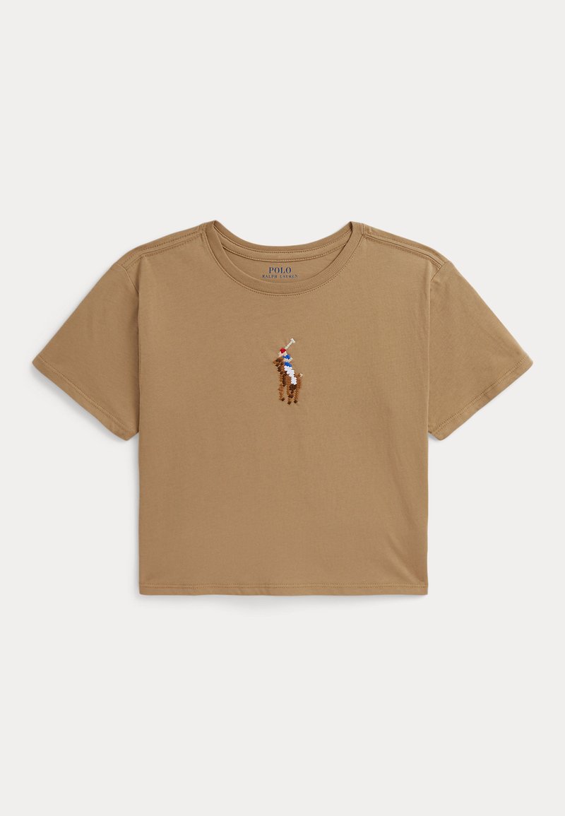 Κοντό καφέ crop t-shirt με στρογγυλή λαιμόκοψη και μικρό κεντημένο λογότυπο παίκτη πόλο στο κέντρο μπροστά.