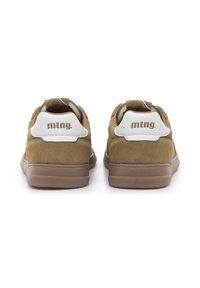 Sneakers in suede marrone con dettagli bianchi. Presentano una punta arrotondata, un tallone imbottito e il logo "mtng." sul retro. Design a scarpa bassa con suola piatta.