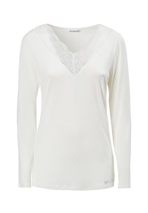 Top de manga larga blanca con escote en V y adornos de encaje. Tela suave con una textura lisa; etiqueta de la marca visible en el lateral inferior.