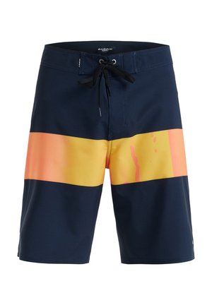 Shorts de bain navy avec des rayures horizontales orange et jaune. Dotés d'une taille à cordon de serrage et d'un tissu lisse et léger.