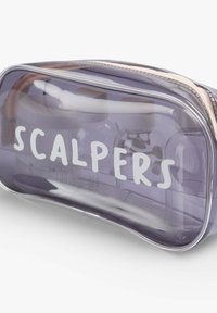 Neceser de cosméticos transparente en color púrpura con el texto blanco "SCALPERS", de forma redondeada, cierre con cremallera y compartimentos interiores visibles.