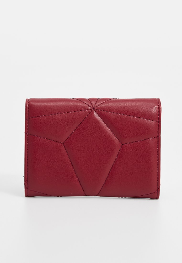 Rote Lederbrieftasche mit geometrischem Patchworkdesign, versehen mit gestickten Akzenten und einer kompakten rechteckigen Form. Glatte Textur.