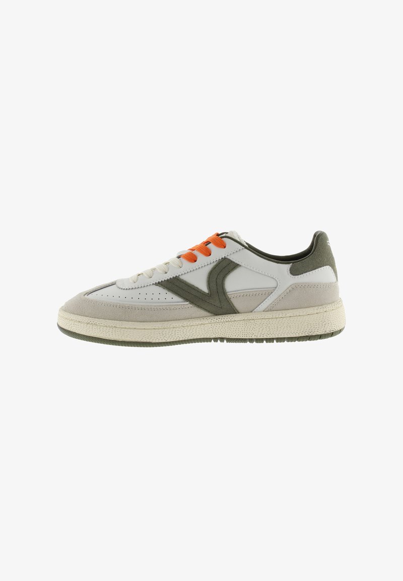 Baskets en cuir blanc avec accents en daim beige et logo vert olive. Lacets orange, bout perforé et semelle texturée de couleur crème.