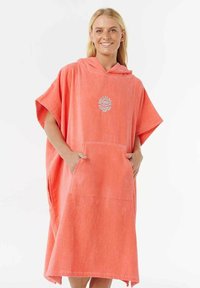 Poncho corallo con cappuccio in finitura terry a trama, dotato di una tasca frontale e un logo a forma di sole in risalto sul petto.