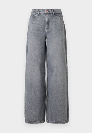 Jeans de denim de pierna ancha en un lavado gris desgastado, con cinco bolsillos, cierre de botón y una textura suave con sutiles detalles de desgaste.