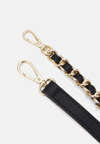 Cinturino in finta pelle nera con chiusure e anelli in metallo dorato. Superficie testurizzata, cuciture dettagliate, presenta un design a catena.