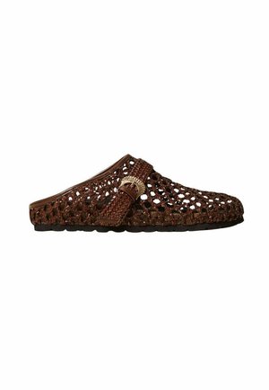 Zapato marrón tejido tipo slip-on con diseño de malla abierta y tira trenzada con una pequeña hebilla dorada en el lateral, suela plana.