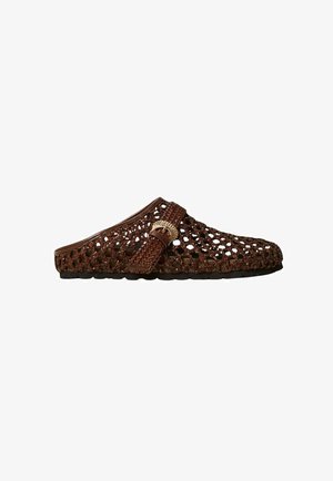 Zapato marrón tejido tipo slip-on con diseño de malla abierta y tira trenzada con una pequeña hebilla dorada en el lateral, suela plana.