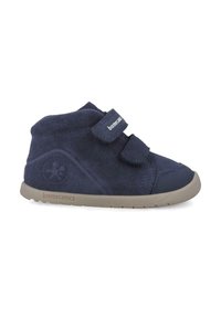 Scarpa alta in suede blu con suola in gomma, dotata di due cinghie in velcro e di un logo impresso sul lato. Texture liscia e forma arrotondata.