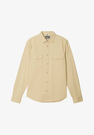 Chemise beige à manches longues en tissu léger, dotée de deux poches poitrine, d'une fermeture à boutons sur le devant et d'un col pointu au toucher lisse.
