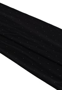 Čierna látka s jemnou textúrou, na ktorej sú rozptýlené malé biele bodky ako vzor. Materiál sa zdá byť ľahký a hladko sa splýva.