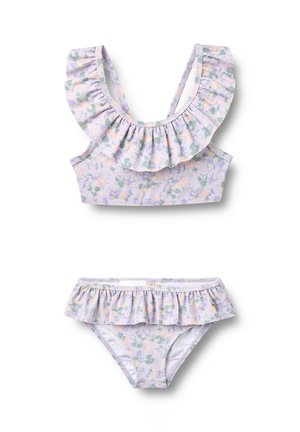 Conjunto de bikini floral con fondo lila y detalles con volantes tanto en la parte superior como en la inferior, adornado con patrones de flores verdes y melocotón.