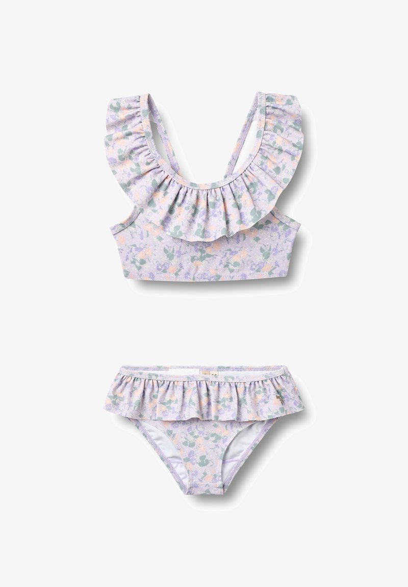 Ensemble bikini floral avec un fond lilas, agrémenté de volants sur le haut et le bas, orné de motifs floraux verts et pêche.