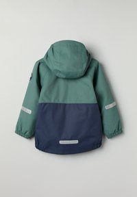 Tweedekleurige buitenjas met een teal bovenkant en een marineblauwe onderkant, voorzien van reflecterende strepen op de mouwen en een verstelbare capuchon.