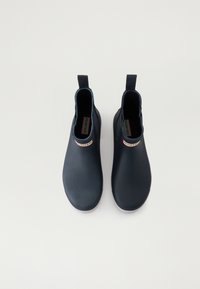 Botas de tobillo impermeables de color navy, fabricadas en goma, con tirador, forro interior en contraste y detalle del logotipo en la parte frontal.