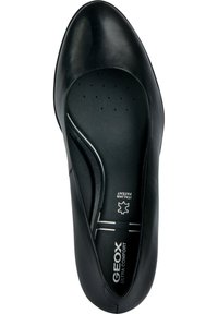 Scarpa slip-on in pelle nera con punta arrotondata, soletta testurizzata con fori di ventilazione e design leggero. Logo GEox visibile all'interno.