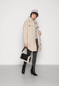 ONLY ONLNEWCAMILLA TEDDY SHACKET CC OTW - Casaco de inverno - oatmeal