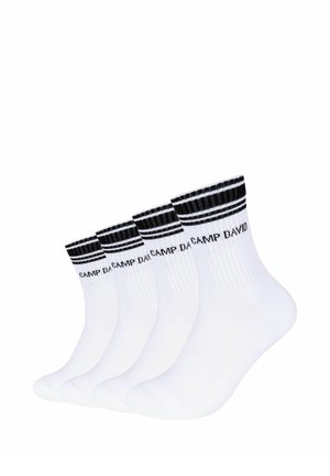 Vier weiße Socken bis zur Mitte der Wade mit geripptem Muster, schwarzen Doppelstreifen und dem Schriftzug "CAMP DAVID" nahe dem oberen Bündchen, in einer Reihe angeordnet.